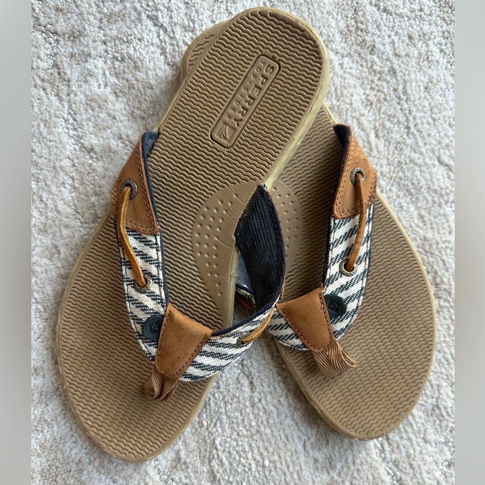Sperry Women's Seafish thong sandals #preppy #boat